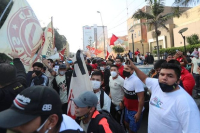 Hinchas de Universitario de Deportes hicieron un banderazo el viernes cuando les tocaba jugar con Catolao en el reinicio del torneo.