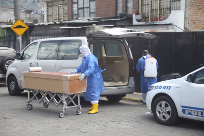 Al igual que en Guayaquil, policías y militares han debido acudir a domicilios en Quito para retirar cuerpos de personas fallecidas sin diagnóstico médico confirmado.