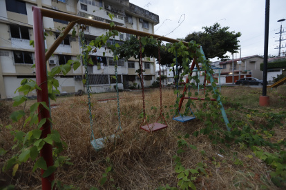 Situación. La comunidad exige que las autoridades reanuden los trabajos para mejorar las áreas verdes de los alrededores de los bloques habitacionales.