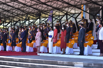Los funcionarios de Gobierno en la ceremonia por el 10 de agosto, en Quito.