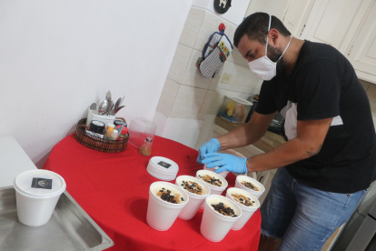 Domingo Jaramillo de 31 años, en la preparación del morocho.