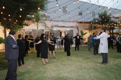 Hecho. Momento en el que desinfectan a los invitados de una boda desarrollada en Guayaquil.


PERIODISTA : LINA ZAMBRANO 



FECHA :16 /07/2020 



Agencia (ag-extra)