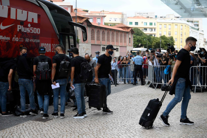 Los jugadores del Atlético de Madrid arribando al hotel en Lisboa donde están concentrados. Esta tarde salen al campo de entrenamiento. Juegan mañana contra el Leipzig alemán.