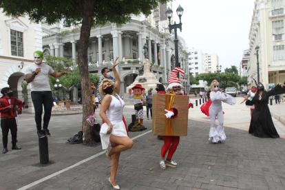 Hecho. Los artistas y trabajadores afine a fiestas y eventos hicieron el plantón fuera del Cabildo.