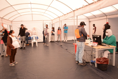 Personas realizan filas para realizarse chequeos médicos en Quito.