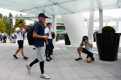 Neymar arriba al hotel del equipo francés en Lisboa la mañana de este martes.