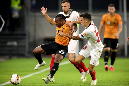 Adama Traore (izquierda) es presionado por Sergio Reguilon durante el partido de esta tarde por Europa League