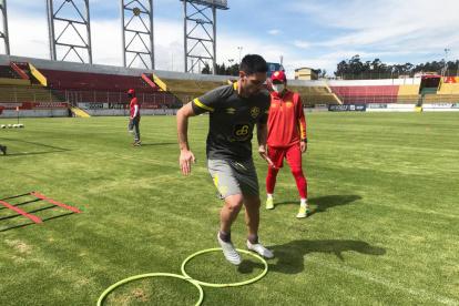 Los equipos nacionales llevan más de un mes entrenándose y dos semanas jugando partidos amistosos