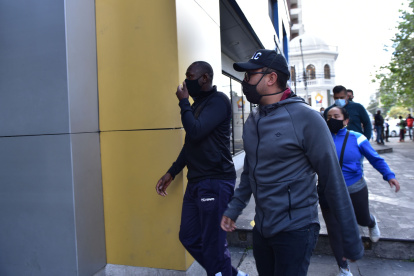 Uno de los agentes metropolitanos de Tránsito a su llegada a la Unidad de Flagrancia.



  . Quito 12 de agosto     del 2020  Agencia (ag - expreso ag extra)