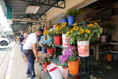 Uno de los sectores afectados por la restricción de realizar las fiestas son los proveedores de flores. En la foto el mercado de flores Zayda Letty Castillo.