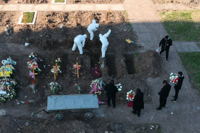 BUENOS AIRES. Vista de empleados del cementerio de Flores mientras hacen entierros bajo los protocolos instaurados debido a la pandemia por COVID-19.