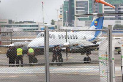 Un avión bimotor llegó en horas de la mañana al aeropuerto de Guayaquil donde se intentó trasladar al exmandatario a Quito.