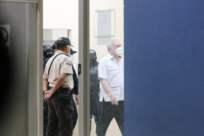 Bucaram en la Fiscalía del Cuartel Modelo, la noche del 12 de agosto.