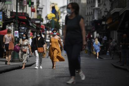 PARÍS. En la capital francesa, el uso de mascarillas se ha vuelto una obligación en lugares abiertos y públicos.