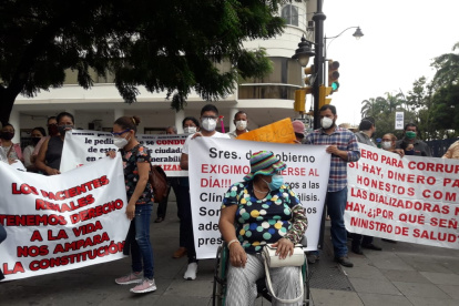 Plantón en Guayaquil por la falta de pagos a los centros de diálisis privados.