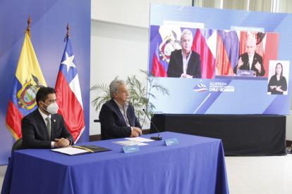 Iván Ontaneda y Lenín Moreno firman el acuerdo.