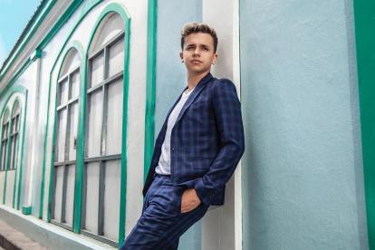 El cantante tiene 21 años y canta el tema "Me llamas" con Ana Paula.