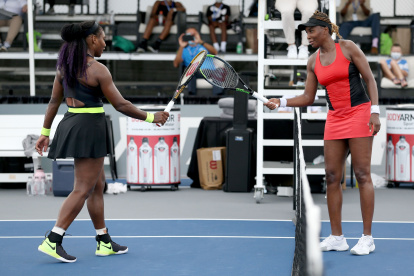 Serena Williams (i) y Venus Williams estrechan sus manos luego de que la primera la derrotara en Estados Unidos.