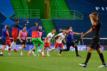 La plantilla del conjunto alemán celebra el paso a la semifinales mientras hay lamento español.