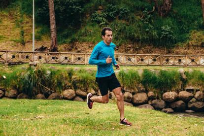 Entrenamientos. El fondista usa los alrededores de los ríos que atraviesan Cuenca para trabajar a diario.