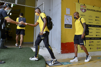 Los jugadores de Barcelona haciendo su ingreso al camerino del Monumental.