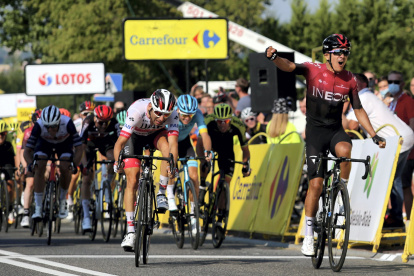 Richard Carapaz (d) retoma las competencias tras su participación en el Tour de Polonia.