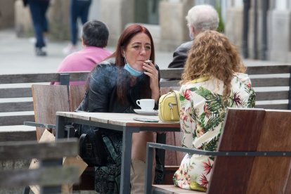 Galicia. El primer día con veto a fumar en las calles. “La medida nos beneficia a todos”, dice un español.