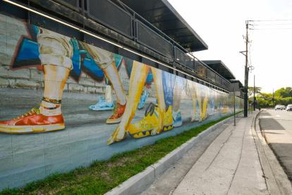 Arte. El mural está ubicado en el exterior de la plaza gastronómica.