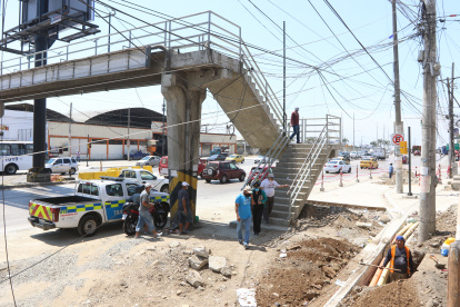 Hecho. Ayer, obreros ultimaban detalles para el desmontaje del puente construido hace más de dos décadas.