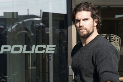 Henry Cavill hace el papel de un teniente de policía venido a menos que, junto a un exjuez, arresta aun asesino serial.