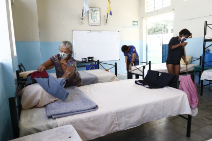 Convivencia. Sin importar la nacionalidad, quienes se albergan en la escuela han aprendido a convivir y se reparten las actividades domésticas de una manera organizada.