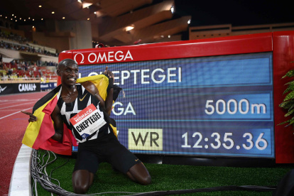 Joshua Cheptegei abrazó la bandera de Uganda y posó junto a la nueva plusmarca en la Liga de Diamante.