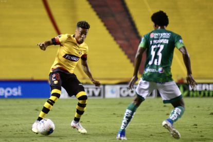 Byron Castillo, lateral de Barcelona, intentó desequilibrar por la derecha ante los machaleños.