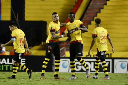 José Angulo, delantero de Barcelona, es felicitado por Jonathan Álvez luego de marcar el tanto del Ídolo.