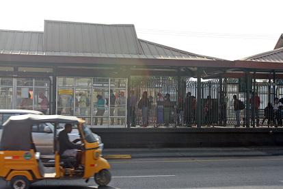 El distanciamiento obligatorio y que no haya suficientes unidades obligan a los usuarios del sistema a esperar por largos periodos articulados. Es obligatorio llevar mascarilla.