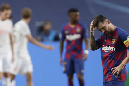 El argentino Lionel Messi (d) no puede ocultare su decepción luego de la goleada que el Barcelona recibió ante el Bayern Munich.