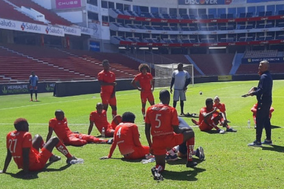 El estratega argentino Jorge Montesino (d) lleva siete  semanas al frente de El Nacional.