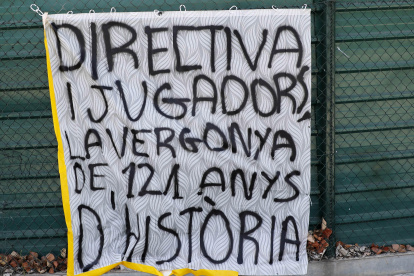 Pancartas con lemas llenos de enojo fue lo que colgaron los hinchas a las afueras de la ciudad deportiva donde se concentra el equipo.