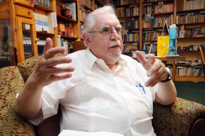 Juan Valdano nació en Cuenca en 1939. Es escritor, historiador y fundador de la subsecretaría de Cultura. Tiene más de treinta libros publicados.