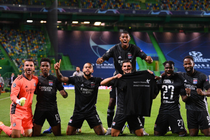 Los jugadores del Lyon festejan tras derrotar por 3-1 al Manchester City y clasificar a las semifinales de la Champions.
