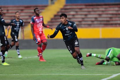 El zaguero Luis Segovia fue la figura del Independiente del Valle al marcar un doblete.