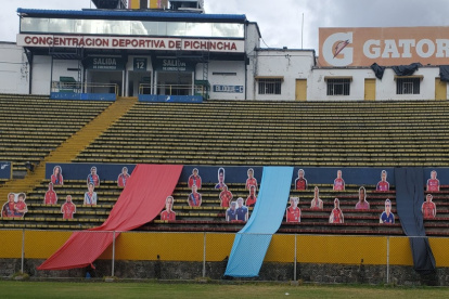 Imágenes de hinchas de El Nacional se ubicaron en la preferencia del estadio Atahualp, mientras que en los exteriores se realizó un banderazo.