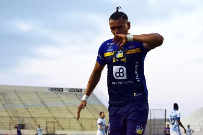 Carlos Garcés celebra el tanto de apertura en el estadio Jocay.