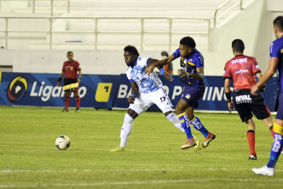 El ingreso de Roberto Ordóñez (i) de poco le sirvió a Emelec, un equipo sin generación de juego.