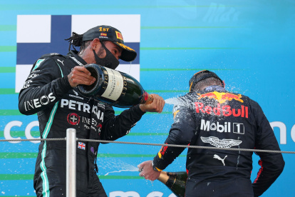 Lewis Hamilton (i) celebra una nueva victoria junto a su escolta, Max Verstappen.