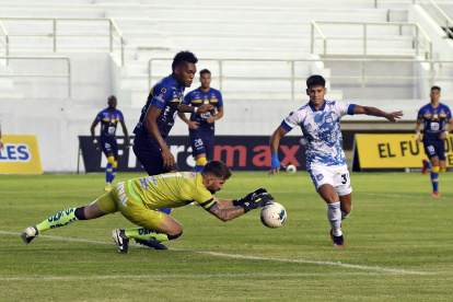 Facundo Barceló (d) muestra cosas interesantes, pero hasta el momento no justifica su presencia como piloto de ataque en filas del tricampeón ecuatoriano.