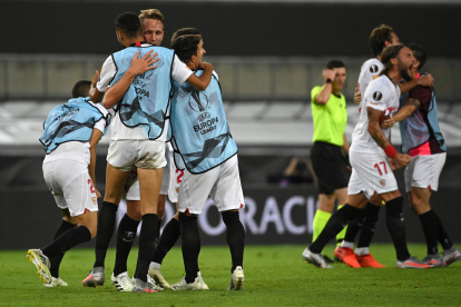 Los jugadores del Sevilla celebran pletóricos la clasificación a la final. De ganaral sería la sexta corona de Europa League que consigan.
