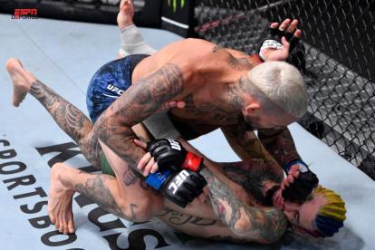 Paliza. El tricolor desequilibró al rival con patadas. Ya en el suelo, con un certero golpe de codo se llevó el triunfo.