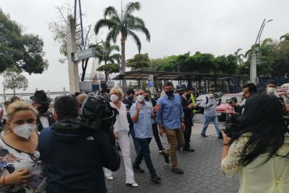 La alcaldesa de Guayaquil, Cynthia Viteri, recorre las calles con el gerente de la ATM, Vicente Taiano.