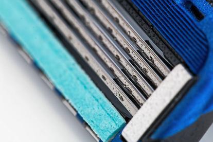 El metal de las cuchillas no solo se alisa, sino también se parte y descascara.